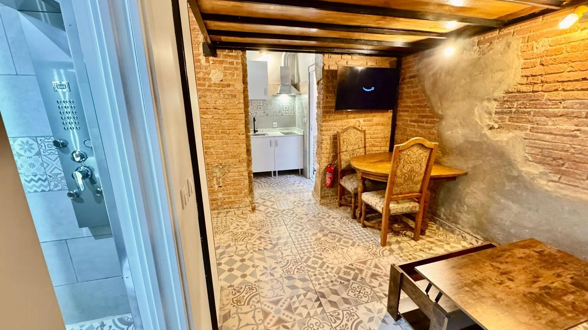 Estudio Nuevo! Al Lado Del Metro L1 L4 L5 スペイン