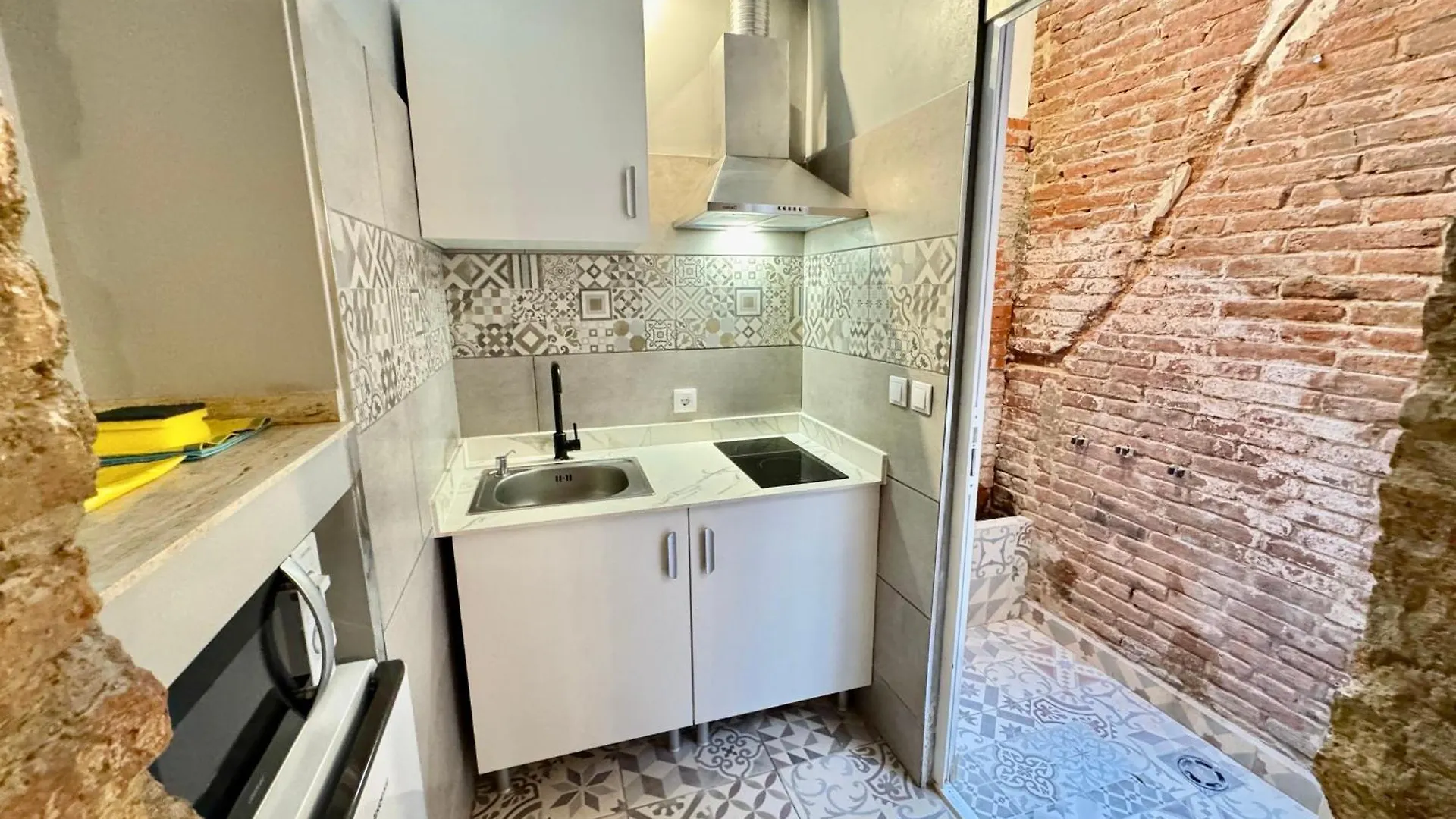Estudio Nuevo! Al Lado Del Metro L1 L4 L5 バルセロナ
